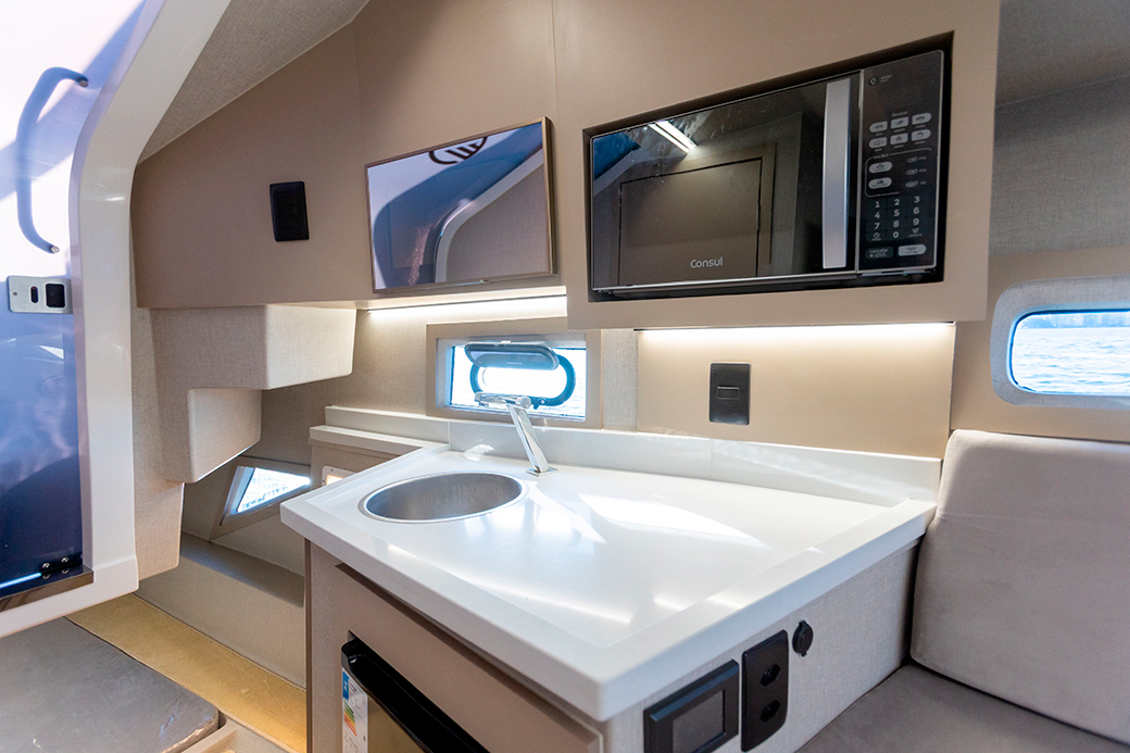Zath 348 HT Outboard: design europeu, navegabilidade e muito espaço a bordo